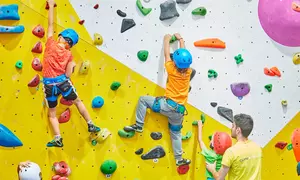 ¡Escala sin límites! Acceso libre para niños y adultos sin reserva previa en Climbat Avilés en Parqueastur!