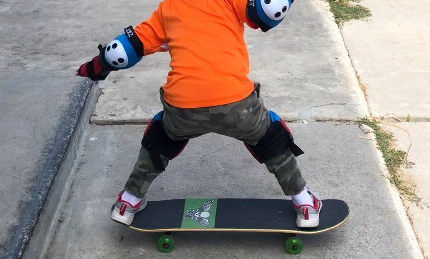 Image 5: Enjoy 1, 2, or 3 Group Skateboarding Lessons for Kids