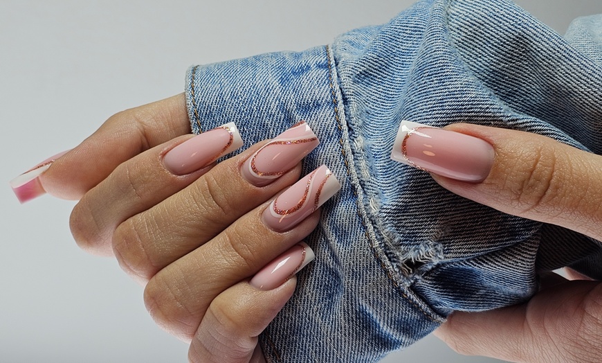 Image 1: Perfekcyjne dłonie i stopy: manicure i pedicure hybrydowy