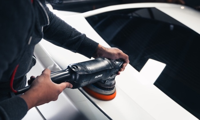 Laat je auto poetsen: van snelle glans tot volledige showroomstaat