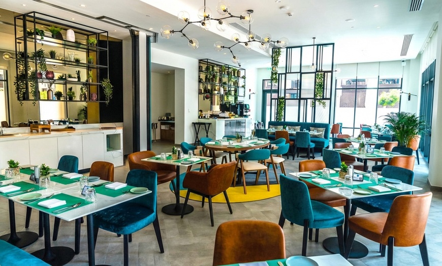 Image 2: Daily Dinner Buffet with Live Cooking Stations & Beverages