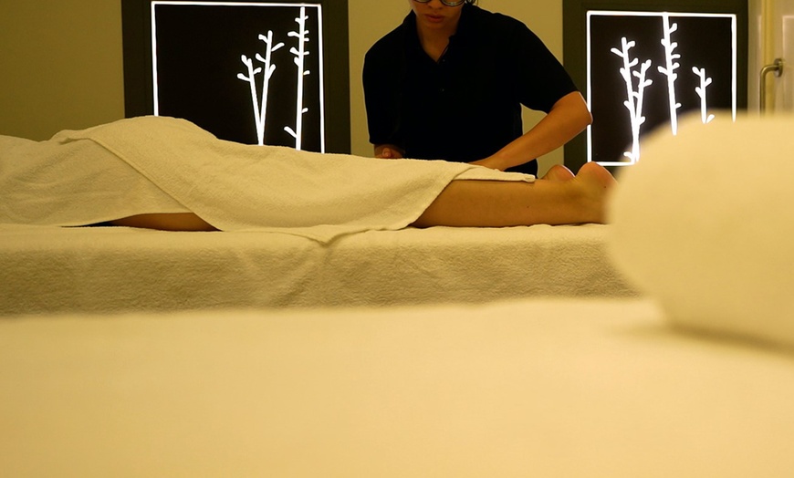 Image 4: Masaje en pareja con velas o ritual VIP con cava y chocolates
