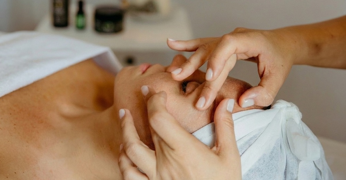 Tratamiento facial y masaje efecto lifting en Barcelona