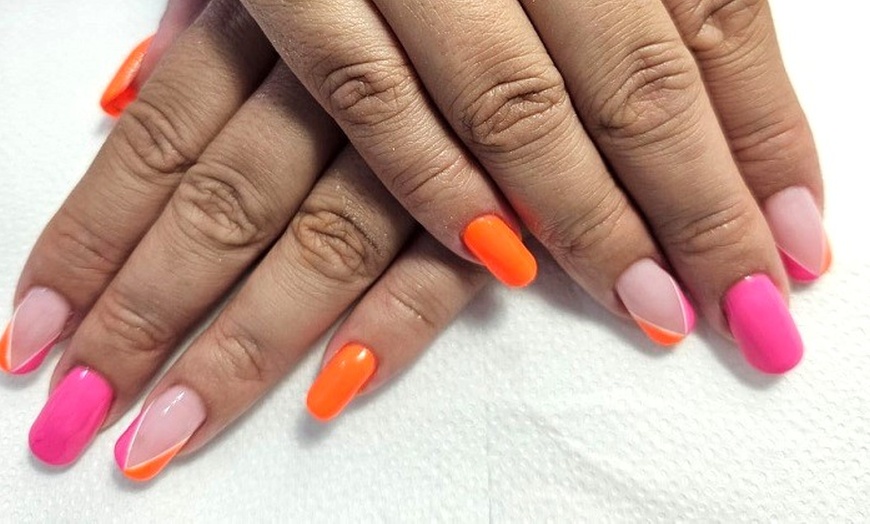 Image 18: Sesión de manicura, pedicura o ambas con esmaltado a elegir para 1