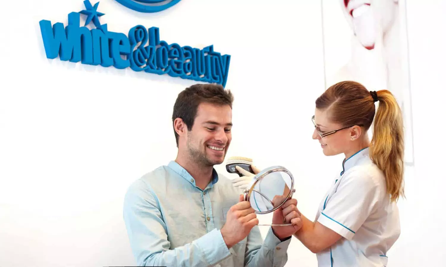 Strahlend weiße Zähne: Zahn-Bleaching beider Zahnbögen mit LED- oder Beyond-Lampe für 1 Person (bis 34% sparen) - Second Medium