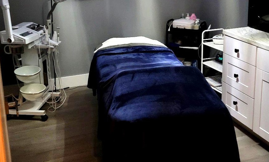 Image 3: 50-Minute Couples Massage with Hot Stones, Aromatherapy, & Reflexology