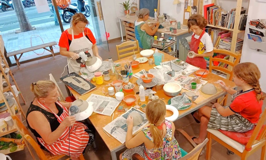 Image 7: Taller de cerámica con bebida