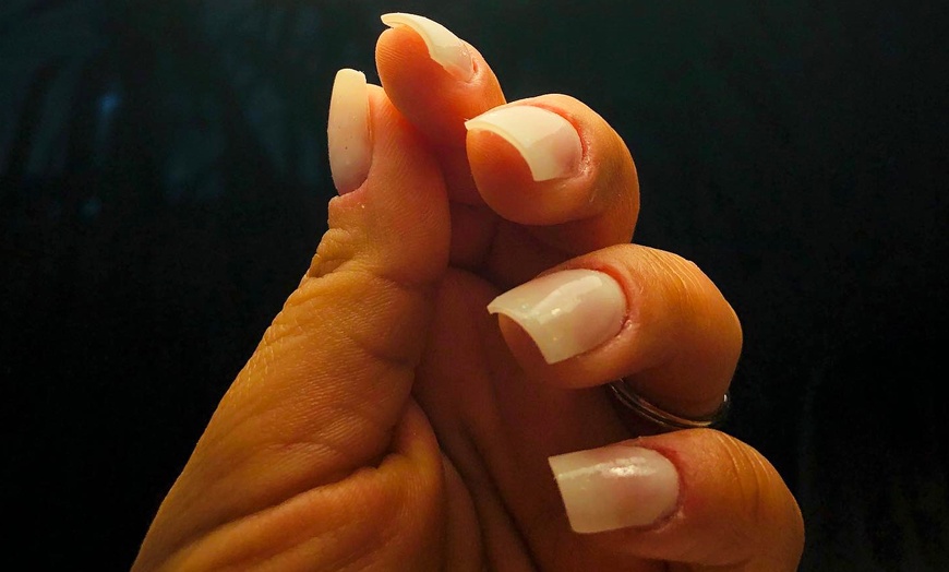 Image 4: Winter-Nägel für Zwei: klassische Maniküre mit Shellack & Handcreme