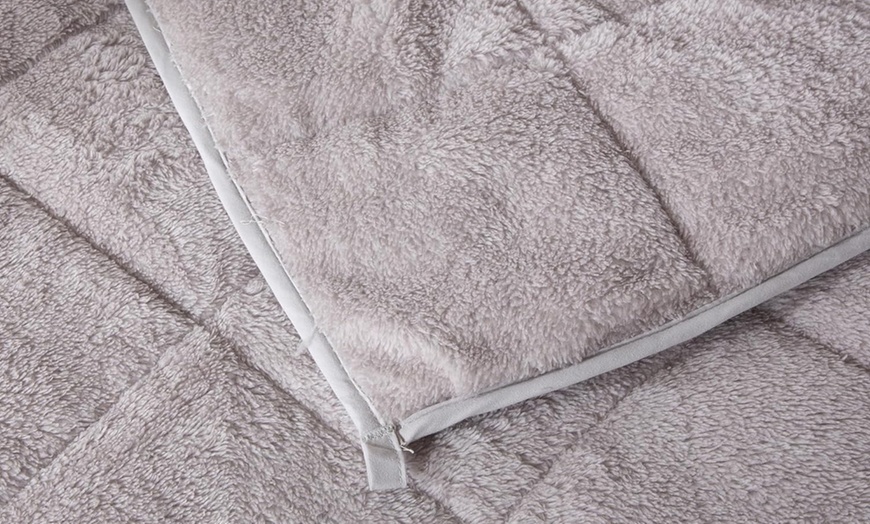 Image 11: Fleece Weighted Blanket for Adults in Various Colours and Sizes