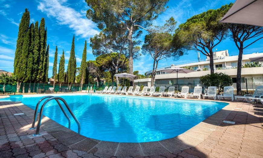 Image 1: Fréjus : séjour en appartement 1 chambre, accès piscine, PDJ en option
