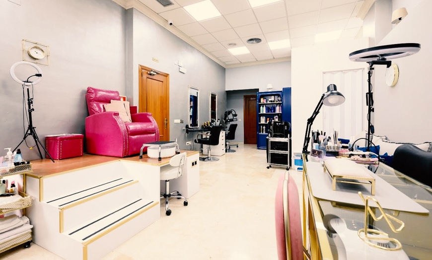 Image 3: Manicura y pedicura tradicional, semipermanente o gel con esmalte 