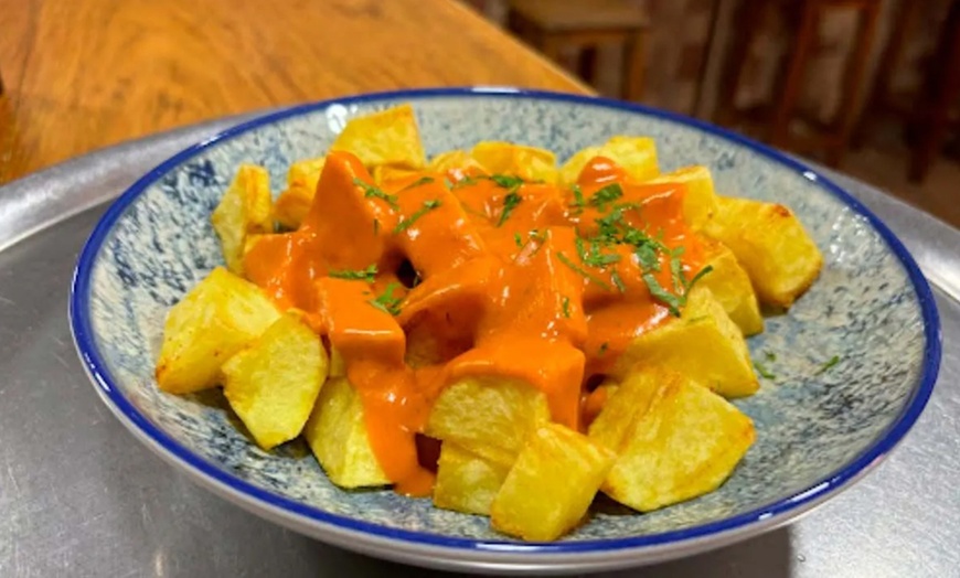 Image 3: Menú Especial o Premium con entrantes, principales, postres y vino 