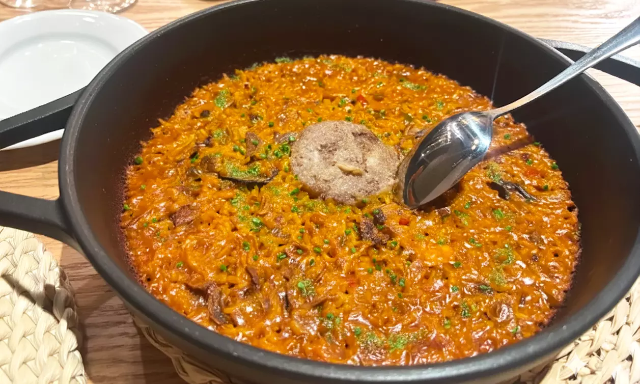 Menú para 2 o 4 personas con entrantes a compartir, principales y vino