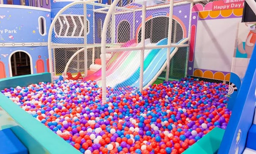 Image 9: Entrada general con acceso a 12 zonas de juego y Rincón de los Padres