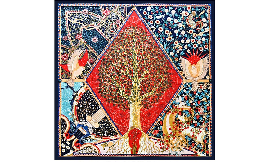 Image 12: Foulard en soie avec motif 