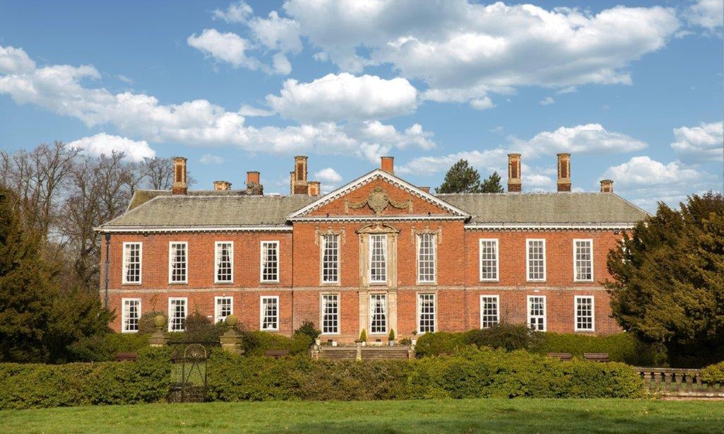 Warwickshire: Standard Double / Twin Room with Breakfast, Wi-Fi & More