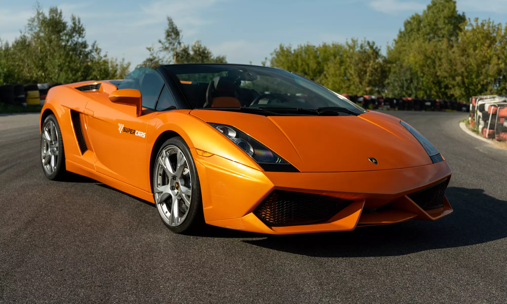 Poczuj adrenalinę: Jazda sportowym autem po torach w całej Polsce