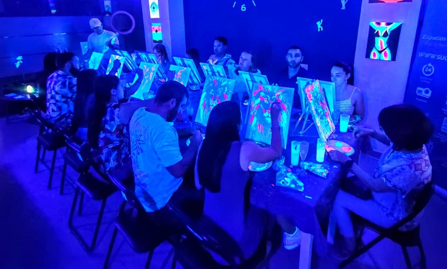 Image 12: Experiencia creativa de arte, neón y barra libre de vino para 1 o 2