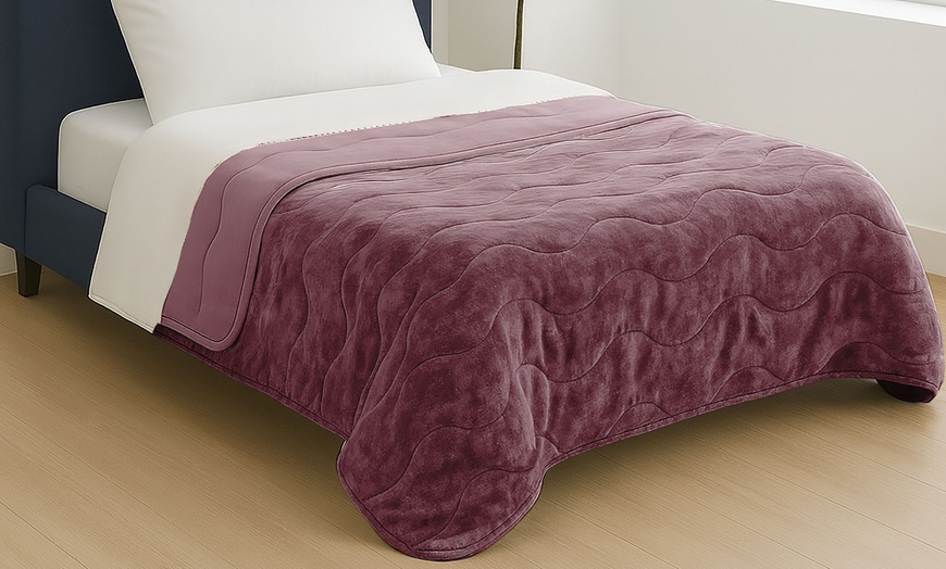 Image 36: Premium Winter Quilt: Soft, Hypoallergenic and Luxurious Comfort
