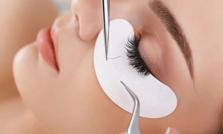 Image 5: Get One Full Set of Classic, Hybrid, or Volume Eyelash Extensions