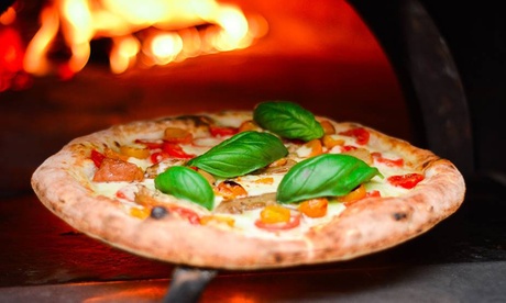 Menu pizza alla carta e sangria per 2 o 4 persone alla Antica Pizzeria Frattese 2 (sconto fino a 42%)