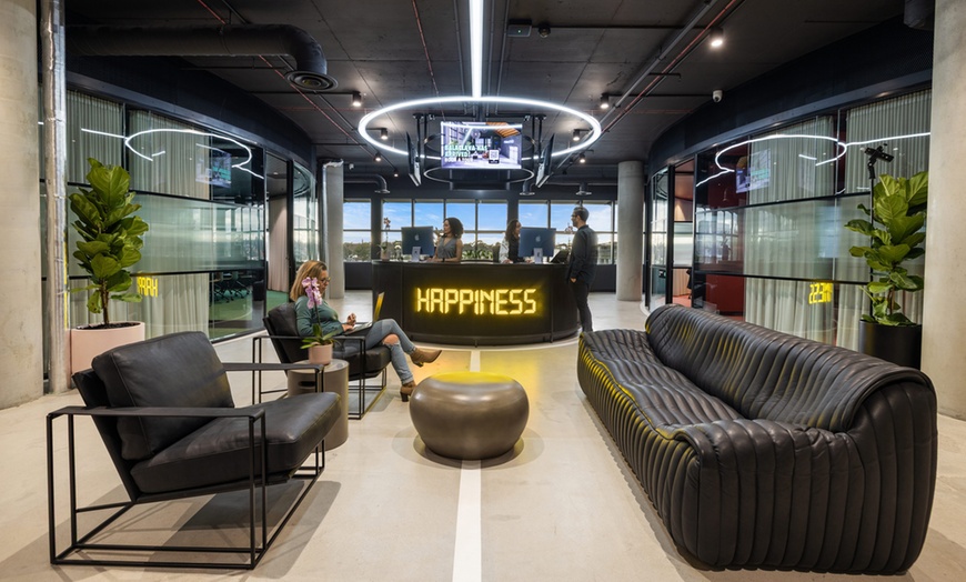 Image 11: Unlock Productivity with Business Lounge 1 Day Pass for Up to 6 People