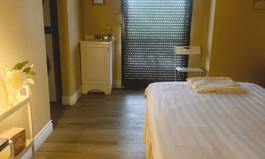 Image 6: 1, 2 or 3X Sessions of Choice-of-Massage (60 Min) + Hot-Stones & More