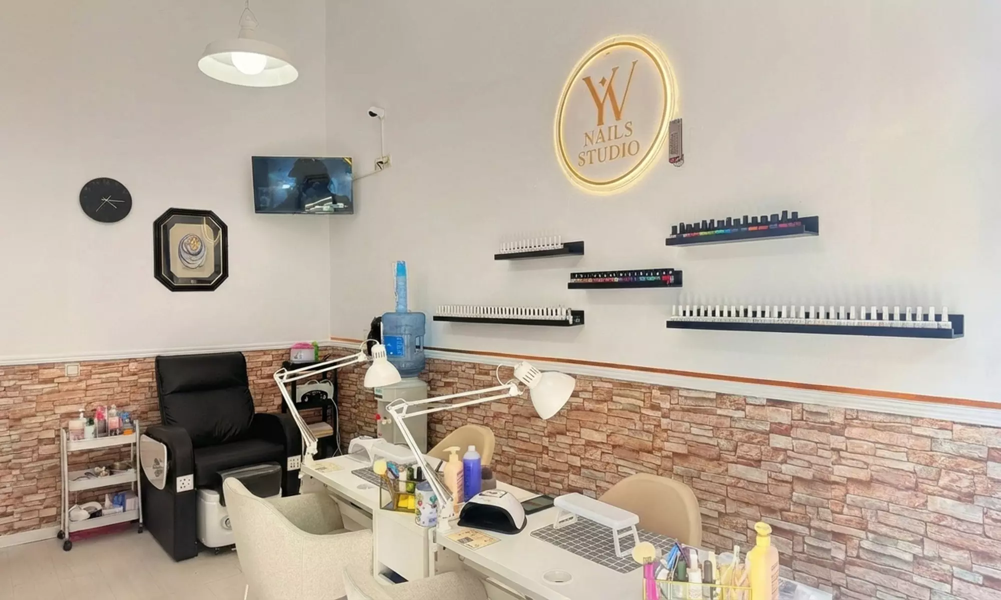 Sesión de manicura, pedicura o manipedicura con esmaltado a elegir