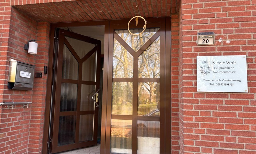 Image 4: 1 oder 3 therapeutische Frauenmassagen inkl. Anamnese für 1 Person