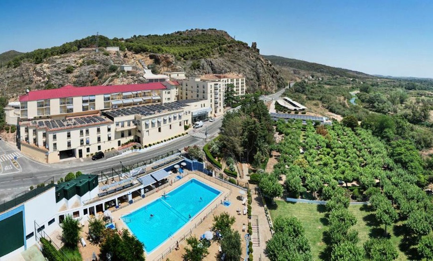 Image 2: Escapada Relajante al Balneario de Fitero con Masaje y Spa para Dos 