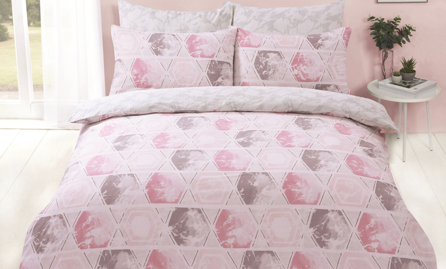 Image 3: Printed Reversible Duvet Set