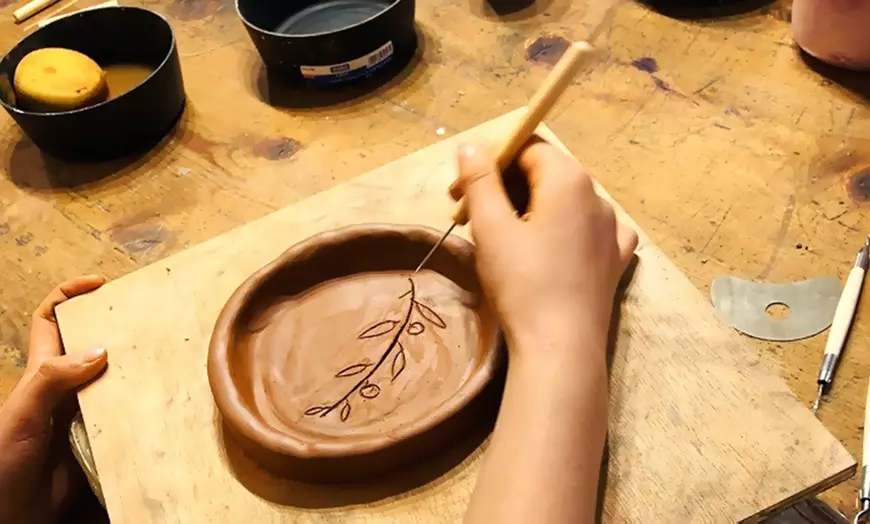 Image 2: Taller de cerámica o pintura a elegir con 2 copas de vino para 1 o 2