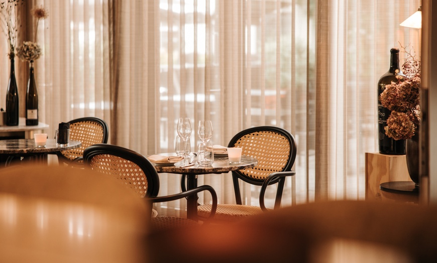 Image 7: Franse klassiekers en warme gastvrijheid in een gezellige bistro