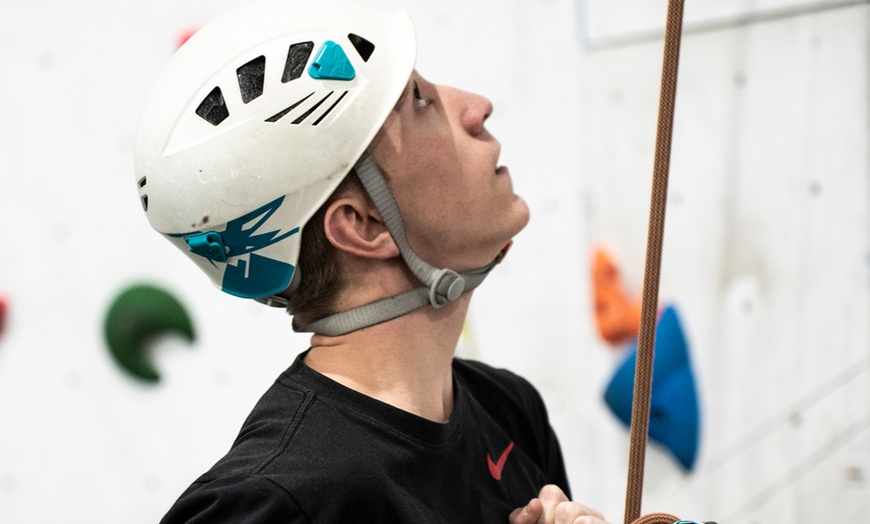 Image 10: Escalada libre o en familia con material y 1 h de profesor incluido