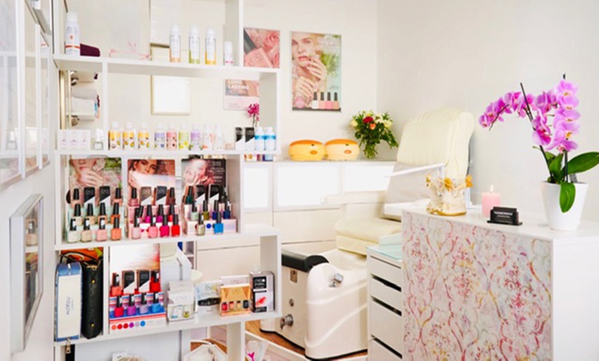 Image 2: Gesichtsbehandlung opt. Wimpern- oder Augenbrauenfärben + Hand-Massage