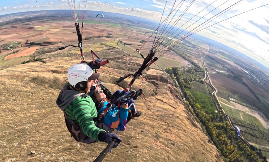 Image 8: Vuelo biplaza en parapente con profesional para 1 o 2 personas 