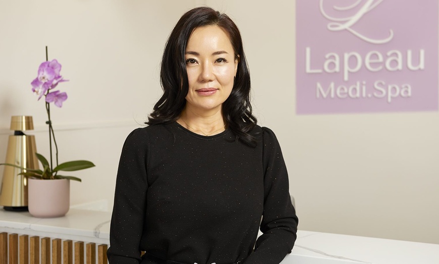 Image 3: 1 or 2 60-min HydraFacial w/ Professional Skin Analysis & LED Therapy