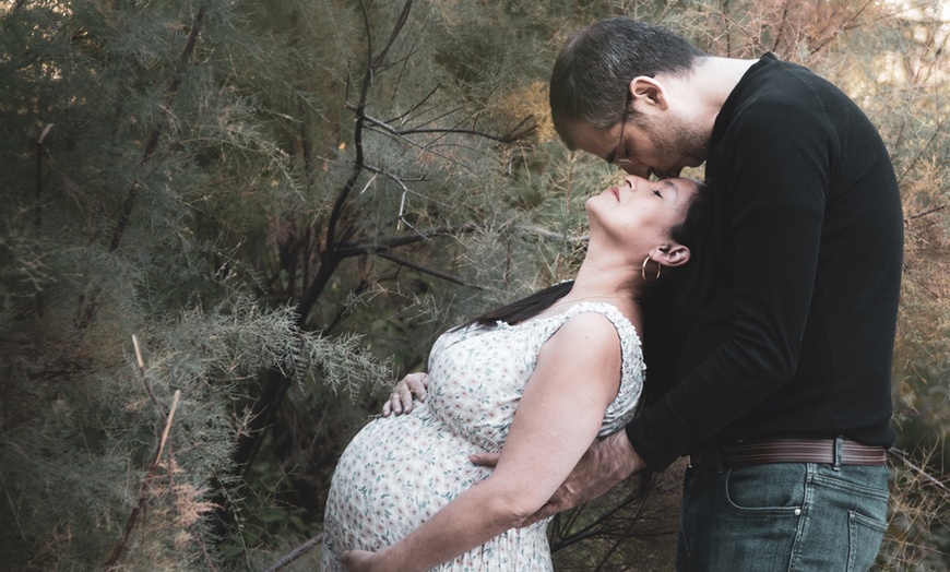 Image 1: Sesión de fotos de pareja, embarazo y más (60 digitales y 2 impresas)