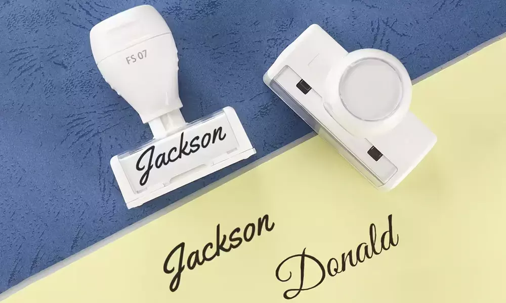 1-2 personalisierbare Stempel mit eigenem Text in Design nach Wahl