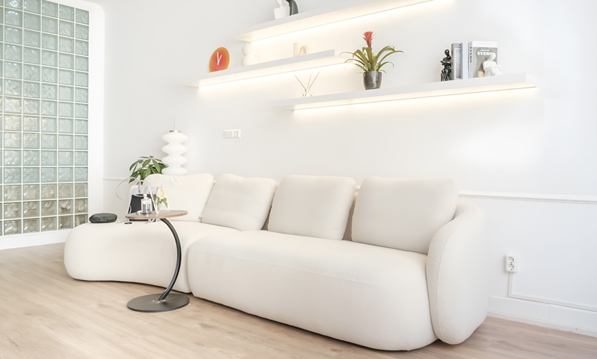 Image 2: Fris, stralend en verzorgd: gezichtsbehandeling met optioneel nek- en schoudermassage in Den Haag, nu tot 66% korting 