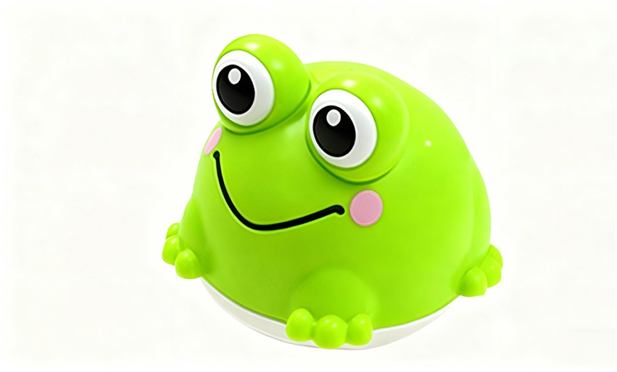 Image 2: Water Sprayer Cartoon Frog Bath Toy with Dynamic LED Lights