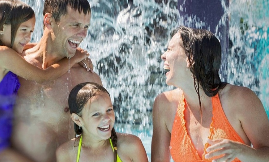 Image 2: Parque acuático Wow: entrada para niño o adulto, junto al C.C. Bonaire