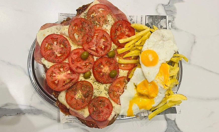 Image 1: Menú de milanesa para 2 o 4 personas con opción a botella de vino