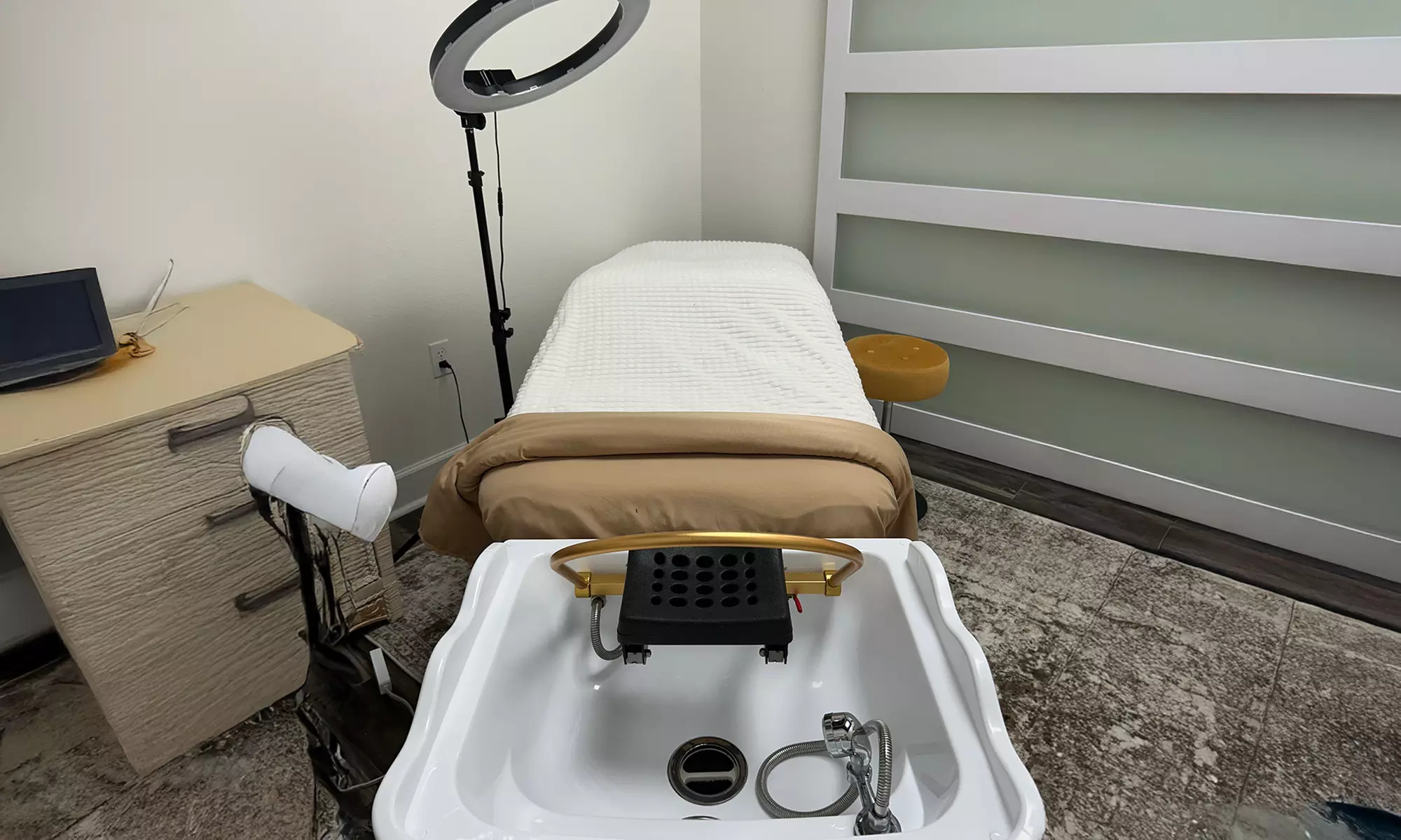 Relax with 60 or 90-Minute Japanese Head Spa & 30 or 60-Minute Facial