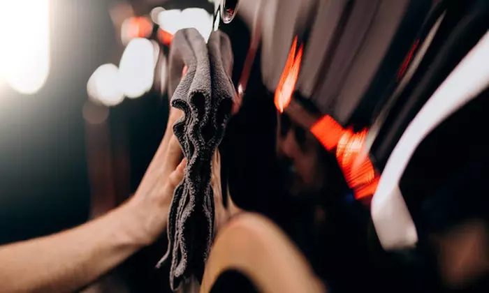 Deja tu coche impoluto por fuera y dentro: limpieza a elegir para 1