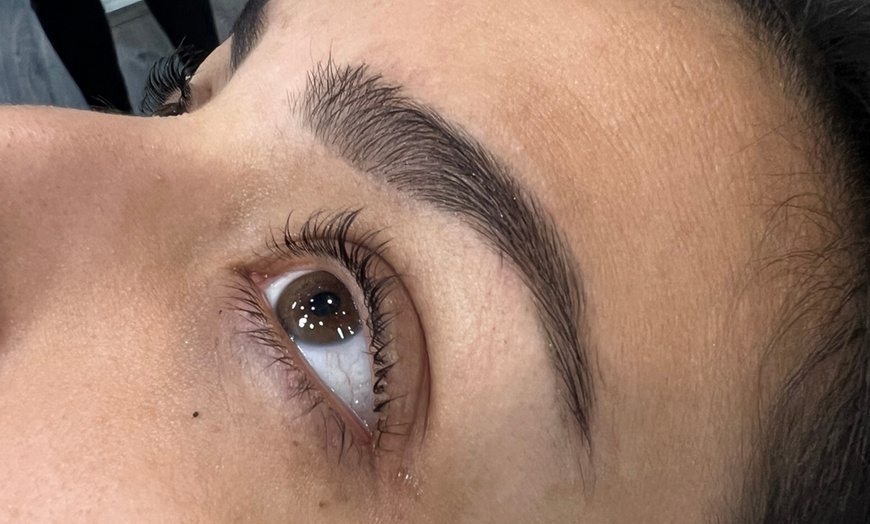 Image 4: Depilación con hilo y diseño en cejas, labios o rostro y cuello 