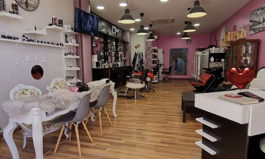 Image 2: Sesión de manicura, pedicura o ambas y diseño de 1 uña para 1 persona