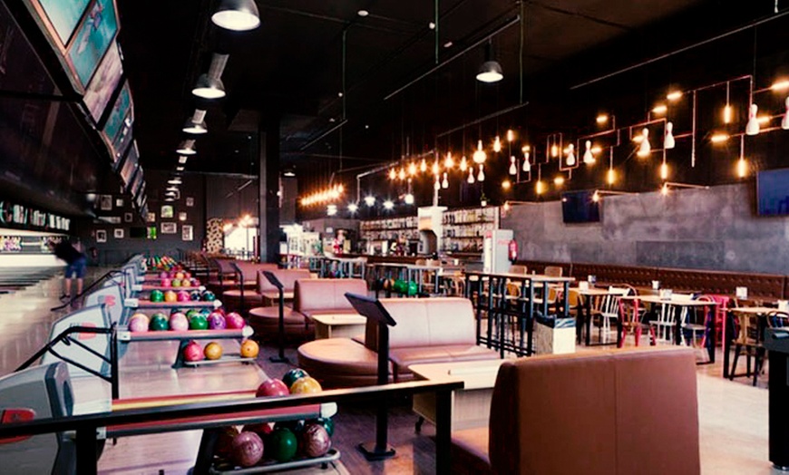 Image 2: 2 partidas de bolos, perrito y bebida (1 a 4 personas)