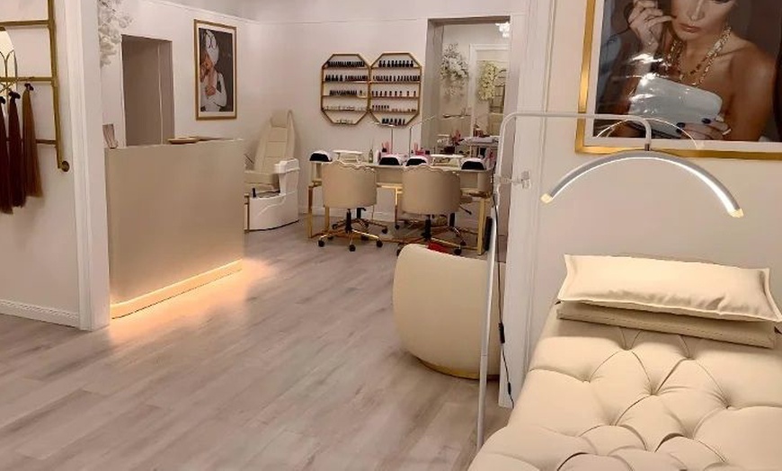 Image 7: Mani oder Pedi mit Schellack im Beauty Salon der TV-Ikone KADER LOTH