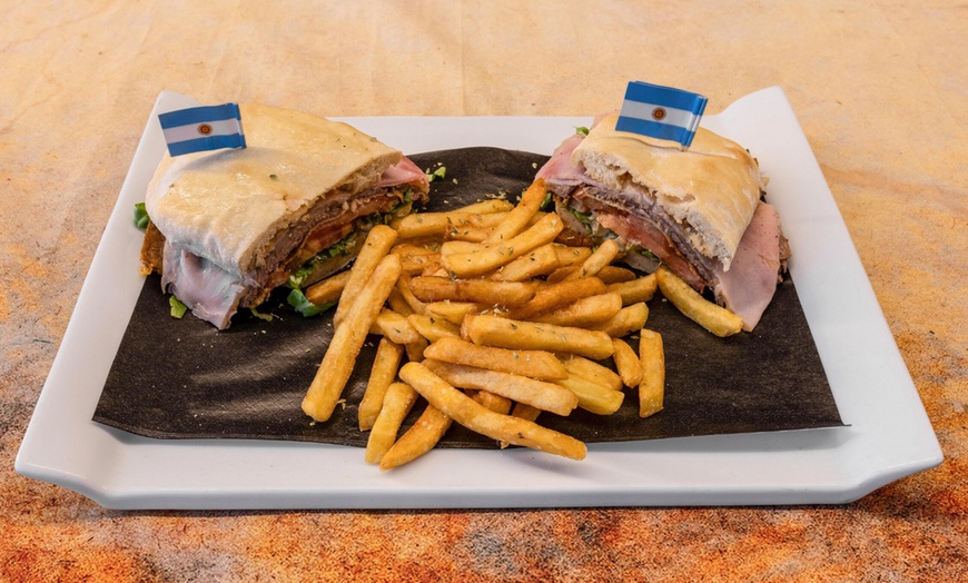 Image 5: Menú para 2 o 4 personas con entrantes, principales, postres y bebidas